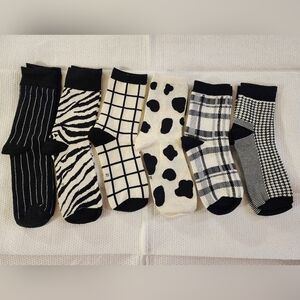 SIX PAIRS OF ASSORTED SOCKS [B] - FOOTWEAR SIZE: 6 - 8